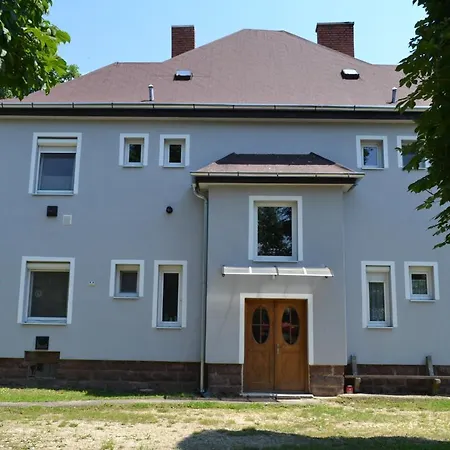 Feszek Apartmanhaz *